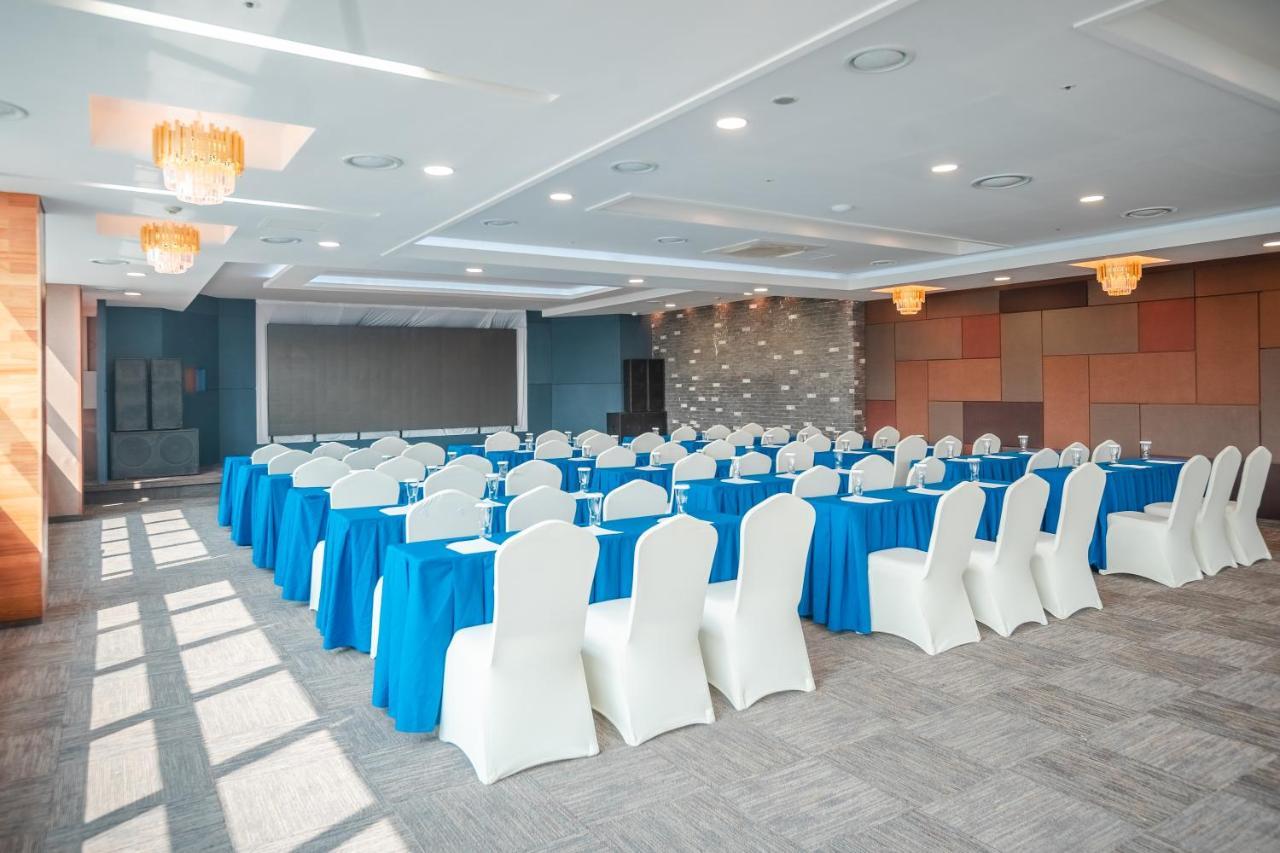 The Blue Sky Hotel And Tower Ulaanbaatar Bagian luar foto